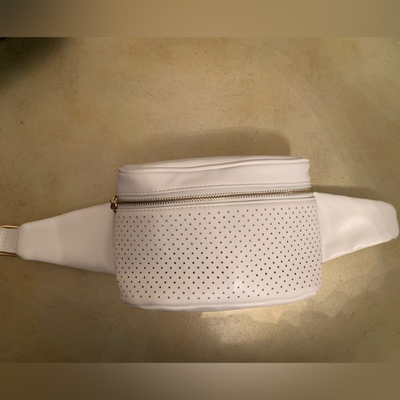 NWOT Urban Expresssions White Hawthorn Perforated Belt Bag. - Picture 4 of 10